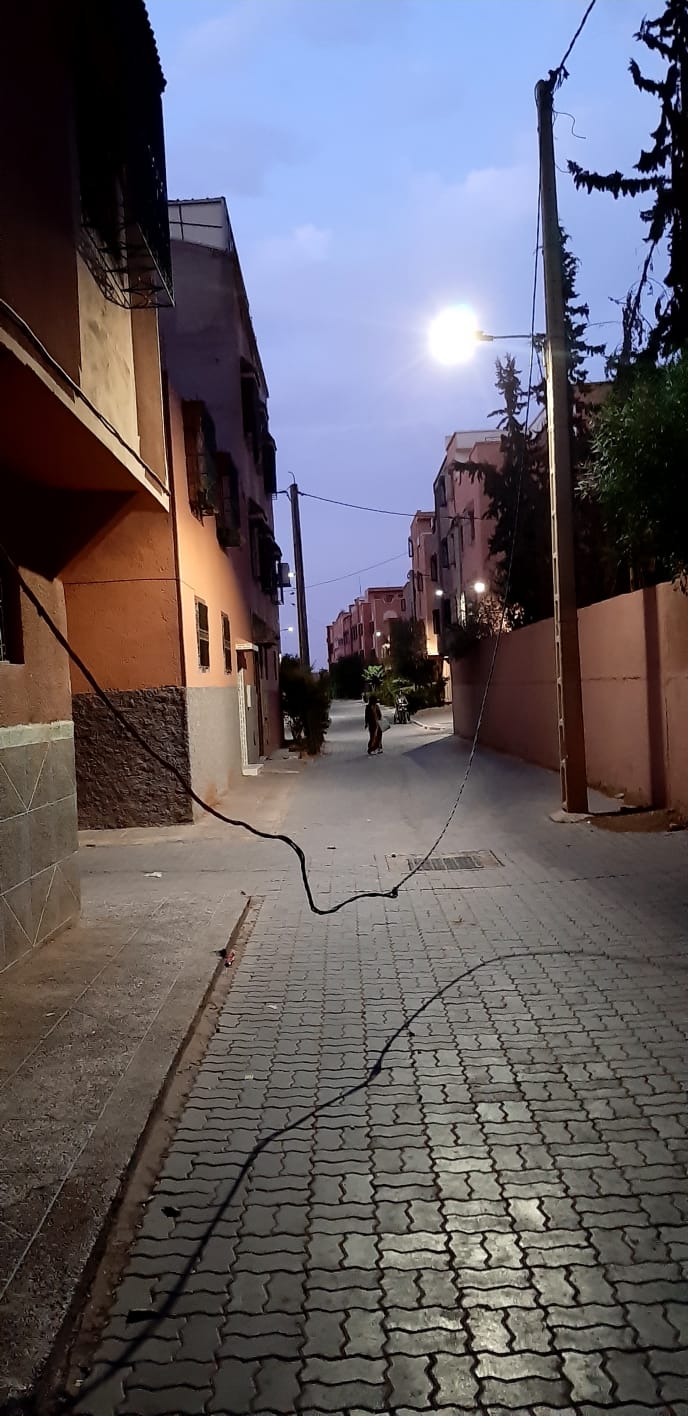 أسلاك كهربائية تهدد حياة ساكنة أزلي
