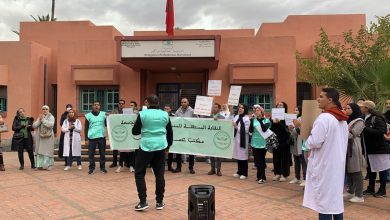 صورة بالصور: الممرضون يحتجون أمام المندوبية الإقليمية للصحة بمراكش